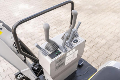 Bobmaster Plus diesel minigraver - 970 kg med knækarm og justerbar undervogn, inkl. skovlsæt