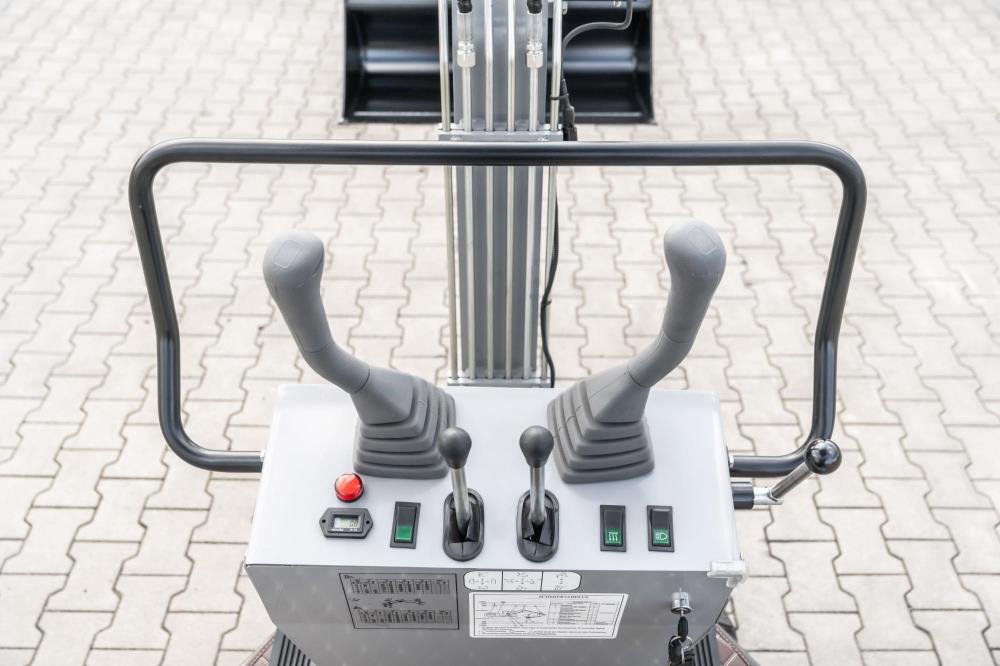 Bobmaster Pro diesel minigraver - 890 kg med knækarm, inkl. skovlsæt
