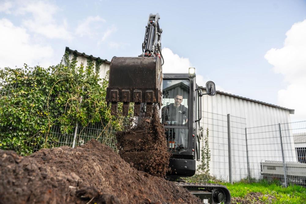 Bobmaster Premium diesel minigraver - 1900 kg med knækarm og joystick, inkl. skovlsæt