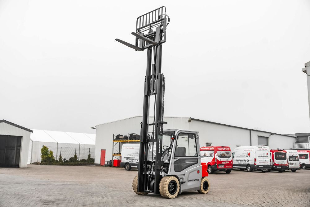 CSX LØVE - El gaffeltruck 4-hjulet fuldkabine, kapacitet 5000 kg, løftehøjde 4800 mm, Li-ion batteri