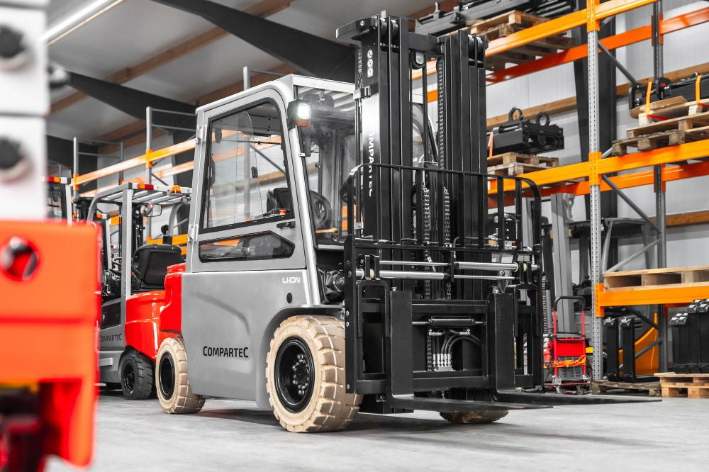 CSX LØVE - El gaffeltruck 4-hjulet fuldkabine, kapacitet 5000 kg, løftehøjde 4800 mm, Li-ion batteri
