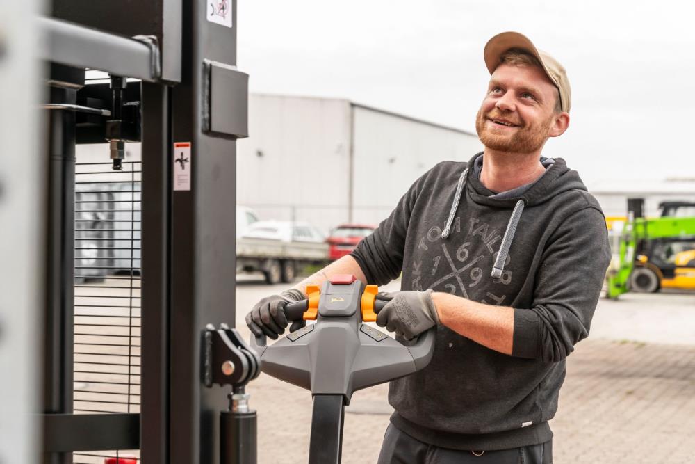 CS12i Elektrisk Stabler med initialløft - 1200 kg kapacitet, løftehøjde op til 3300 mm