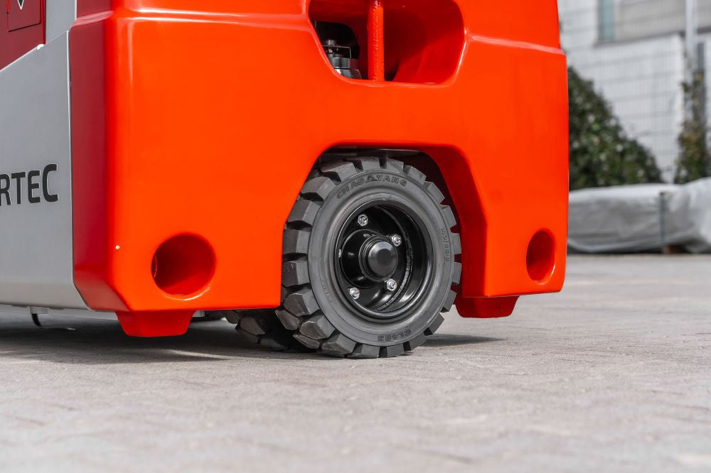 CPD18 – El gaffeltruck 3-hjulet, kapacitet 1800 kg, løftehøjde 4800 mm, Li-ion batteri