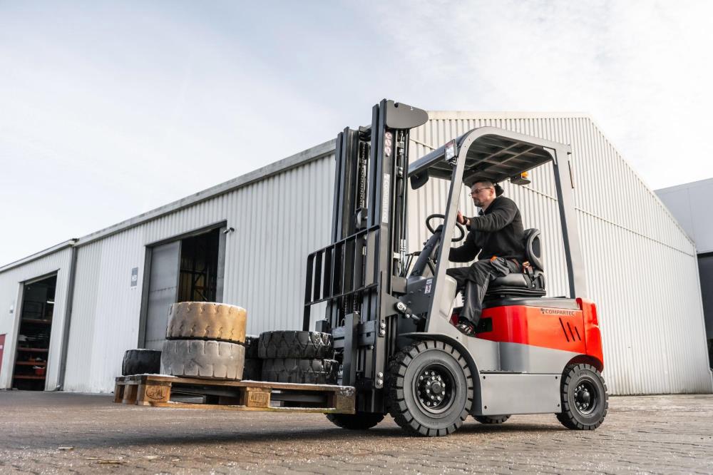 CSX - El gaffeltruck 4-hjulet halvkabine, kapacitet op til 3000 kg, løftehøjde 4800 mm, Li-ion batteri