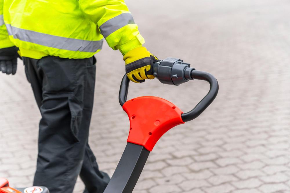 ForkLion PRO El-palleløfter med støttehjul, 1500 kg kapacitet, inkl. batteri og oplader
