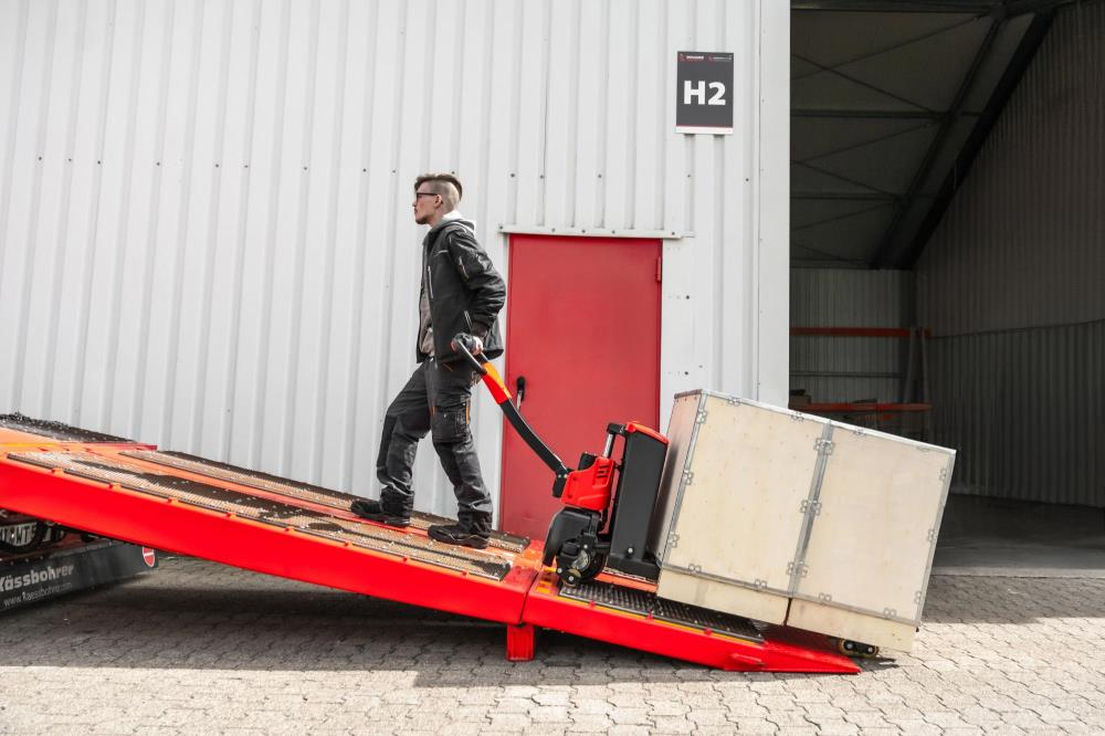 ForkLion PRO El-palleløfter med støttehjul, 1500 kg kapacitet, inkl. batteri og oplader