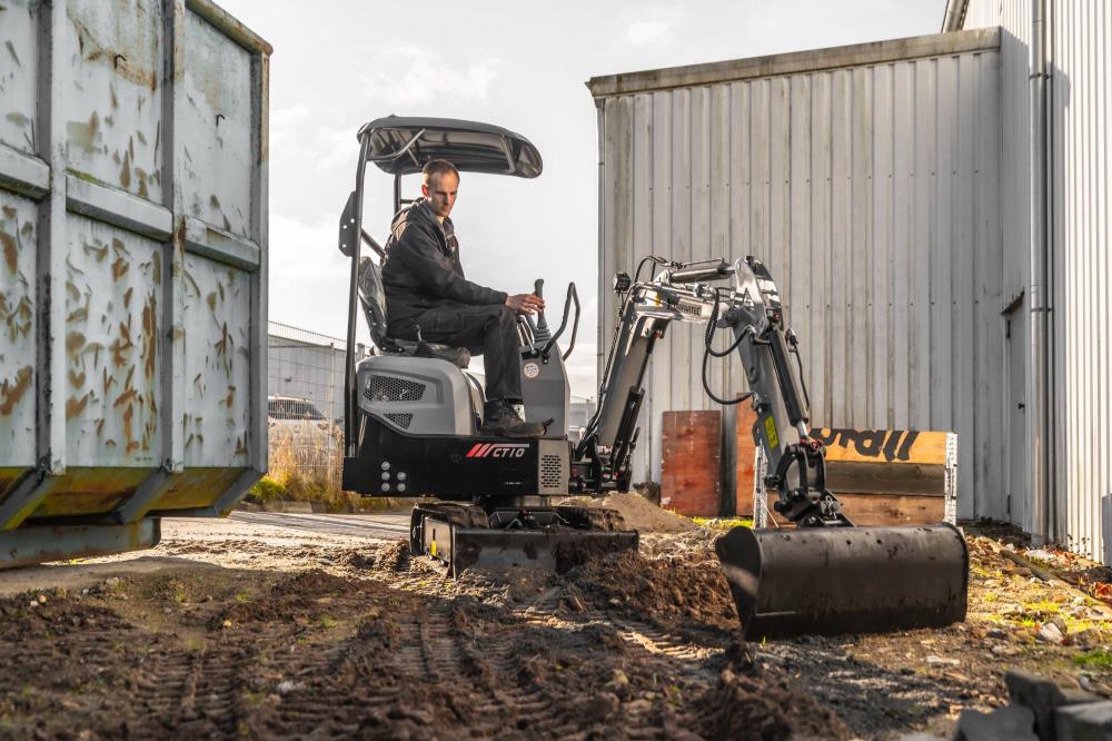 Bobmaster Pro diesel minigraver - 890 kg med knækarm, inkl. skovlsæt