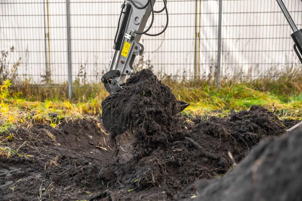 Bobmaster Pro diesel minigraver - 890 kg med knækarm, inkl. skovlsæt