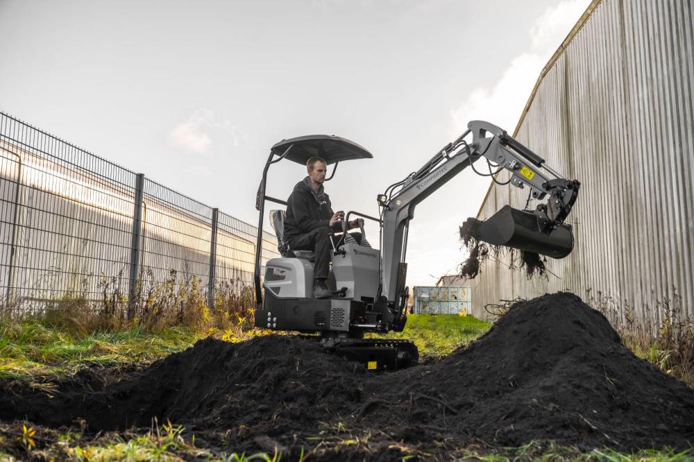 Bobmaster Pro diesel minigraver - 890 kg med knækarm, inkl. skovlsæt