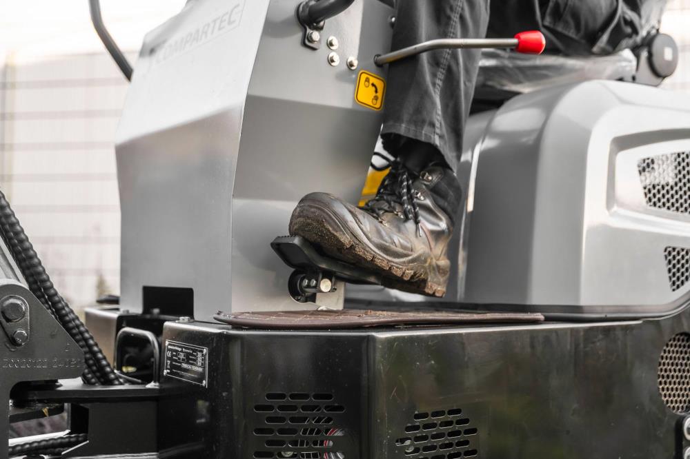 Bobmaster Pro diesel minigraver - 890 kg med knækarm, inkl. skovlsæt