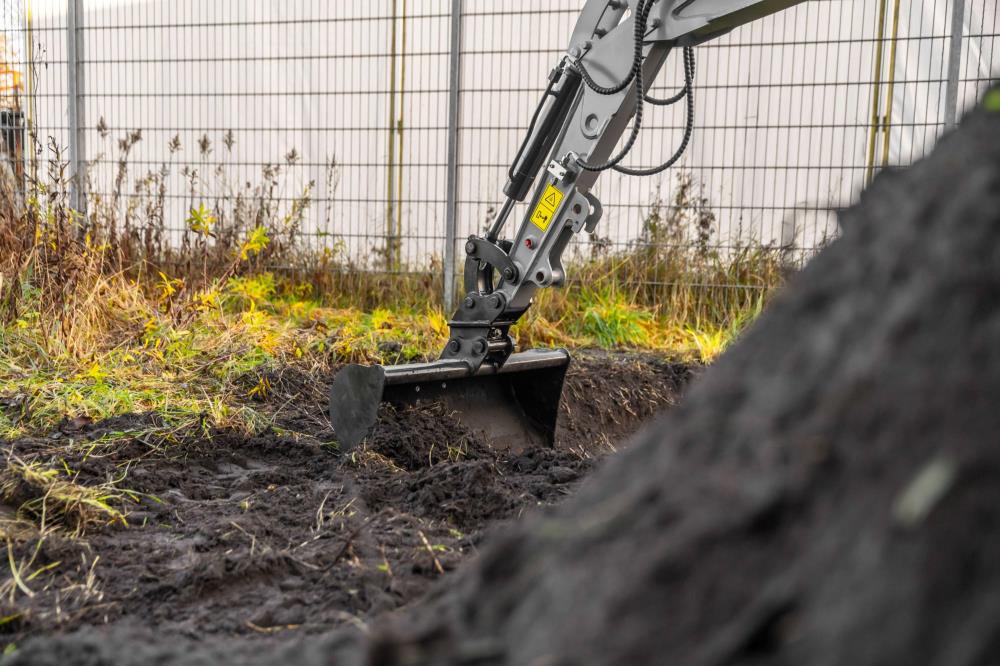 Bobmaster Pro diesel minigraver - 890 kg med knækarm, inkl. skovlsæt