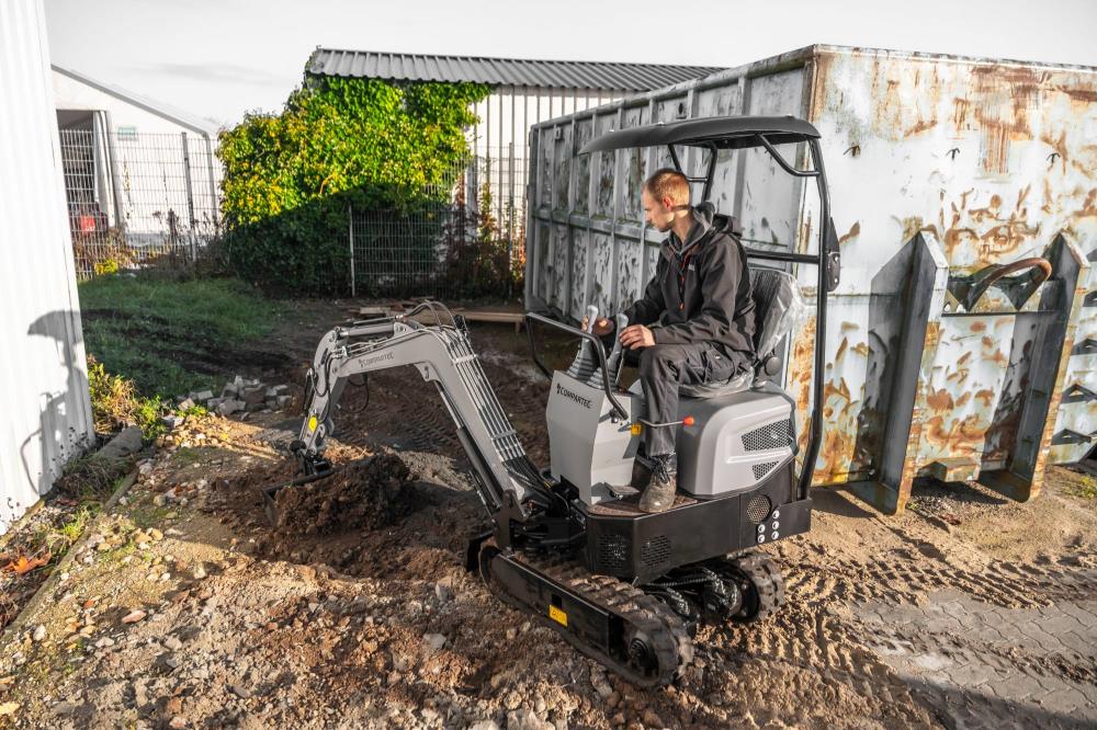 Bobmaster Pro diesel minigraver - 890 kg med knækarm, inkl. skovlsæt