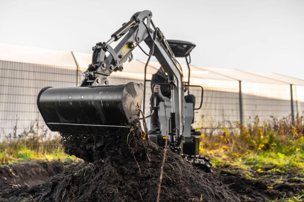 Bobmaster Pro diesel minigraver - 890 kg med knækarm, inkl. skovlsæt