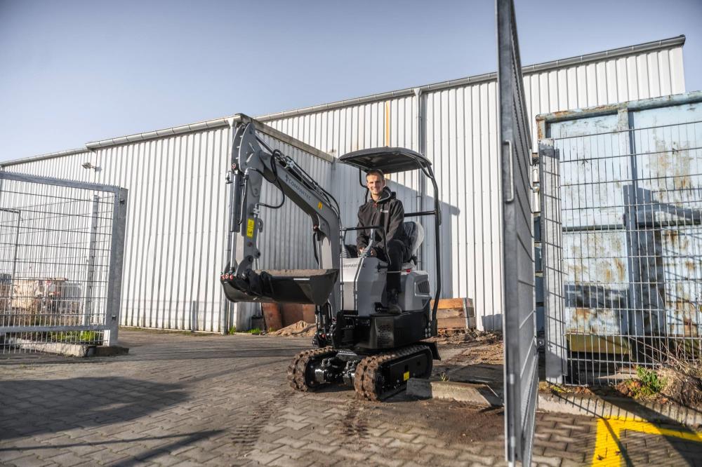 Bobmaster Pro diesel minigraver - 890 kg med knækarm, inkl. skovlsæt