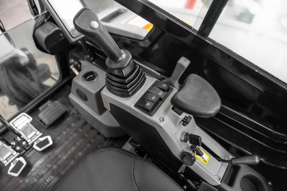 Bobmaster Ultimate diesel minigraver - 2680 kg med knækarm og joystick, inkl. skovlsæt