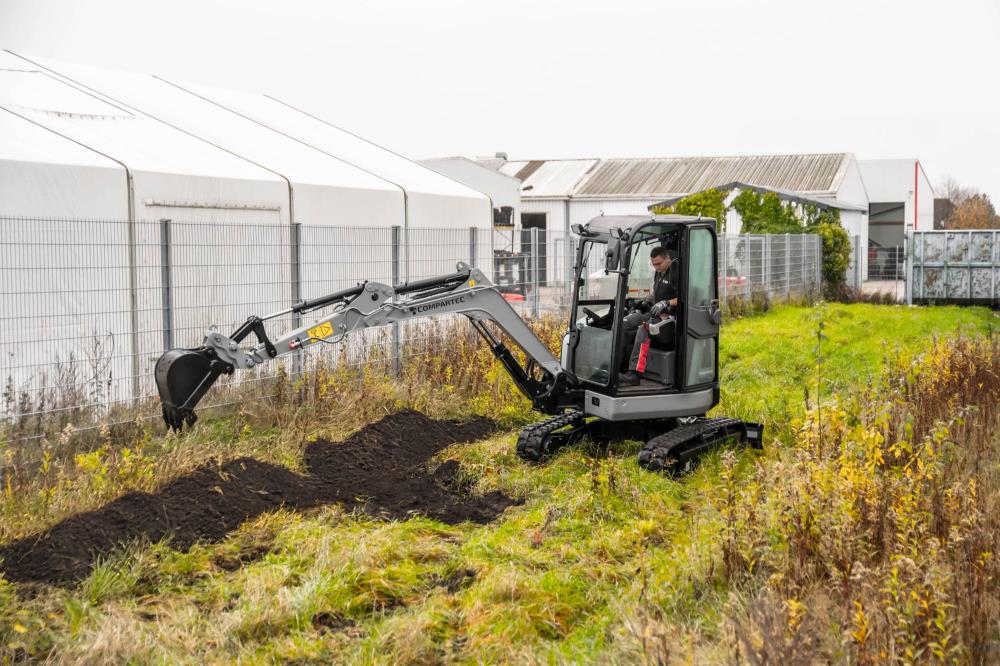 Bobmaster Ultimate diesel minigraver - 2680 kg med knækarm og joystick, inkl. skovlsæt
