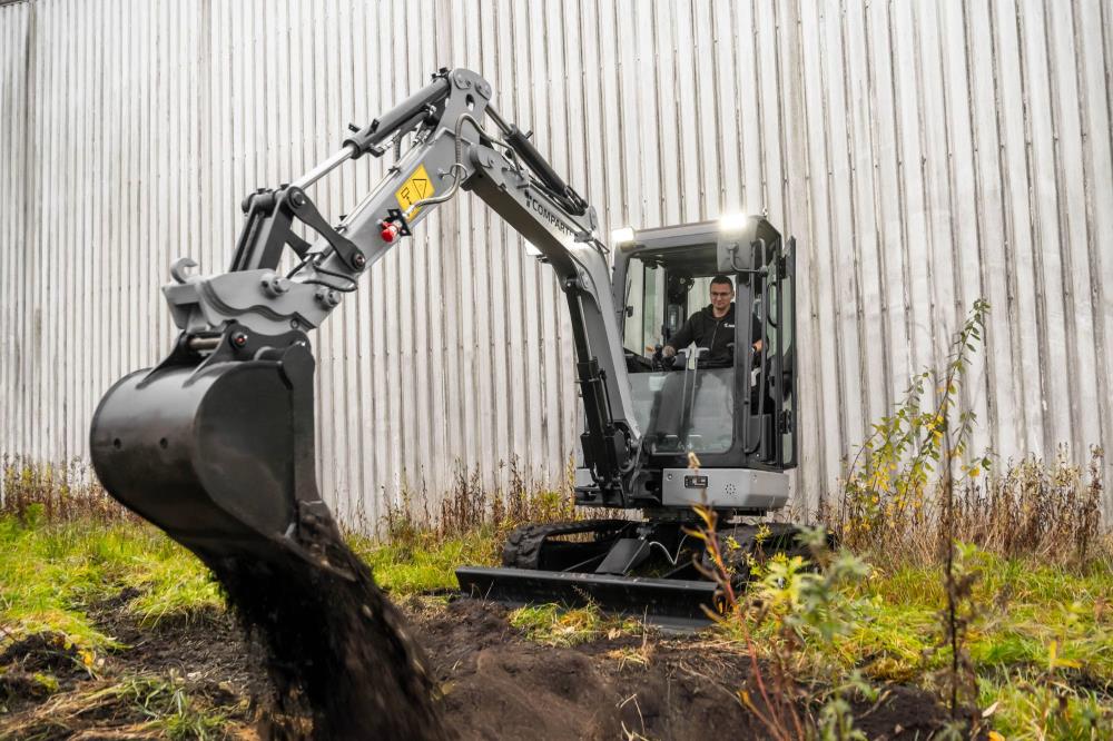 Bobmaster Ultimate diesel minigraver - 2680 kg med knækarm og joystick, inkl. skovlsæt