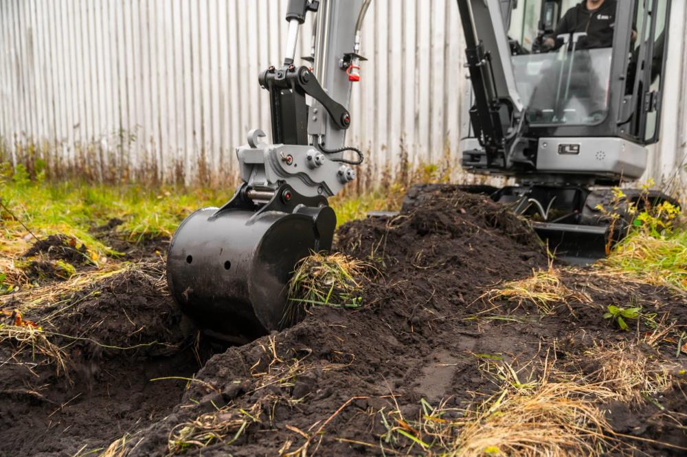 Bobmaster Ultimate diesel minigraver - 2680 kg med knækarm og joystick, inkl. skovlsæt