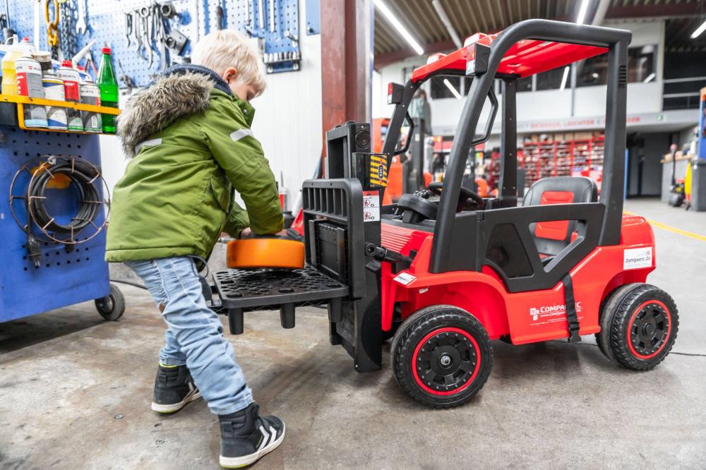 Elektrisk legetøjsgaffeltruck til børn – med fjernbetjening og løftefunktion